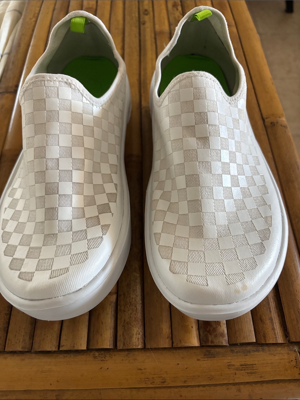OOFOS OOmg eeZee Recovery orthopedic Shoes RARE White Checker Canvas slip On 9M